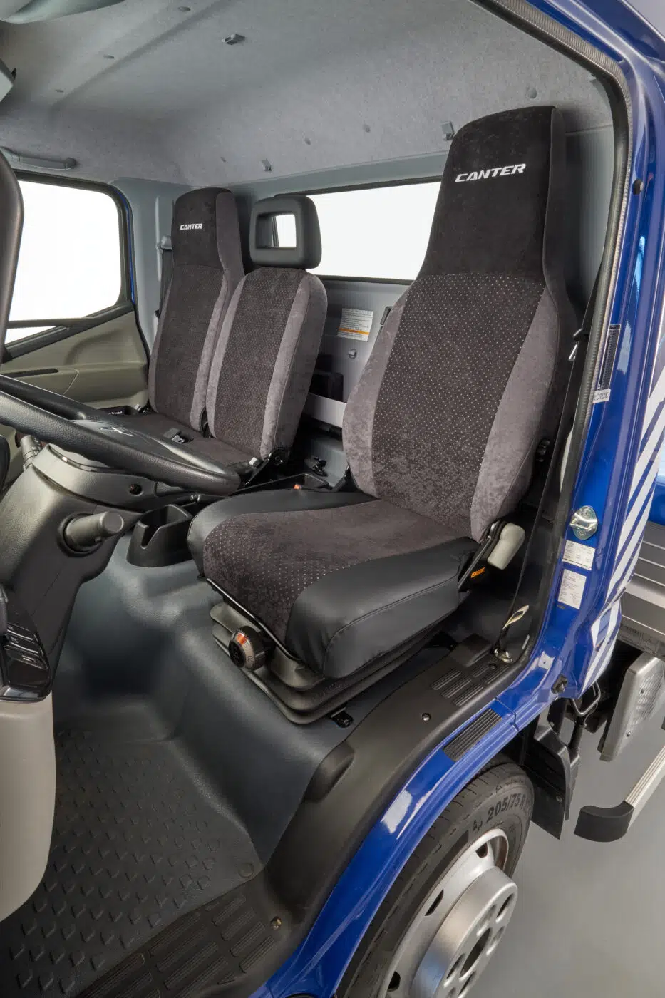 De FUSO stoelhoes biedt een perfecte bescherming van het interieur tegen slijtage en vuil. Het verlengt de levensduur van de stoelen en draagt bij aan het waardebehoud van uw Canter met zijn hoogwaardige uitstraling. De nieuwe variant 