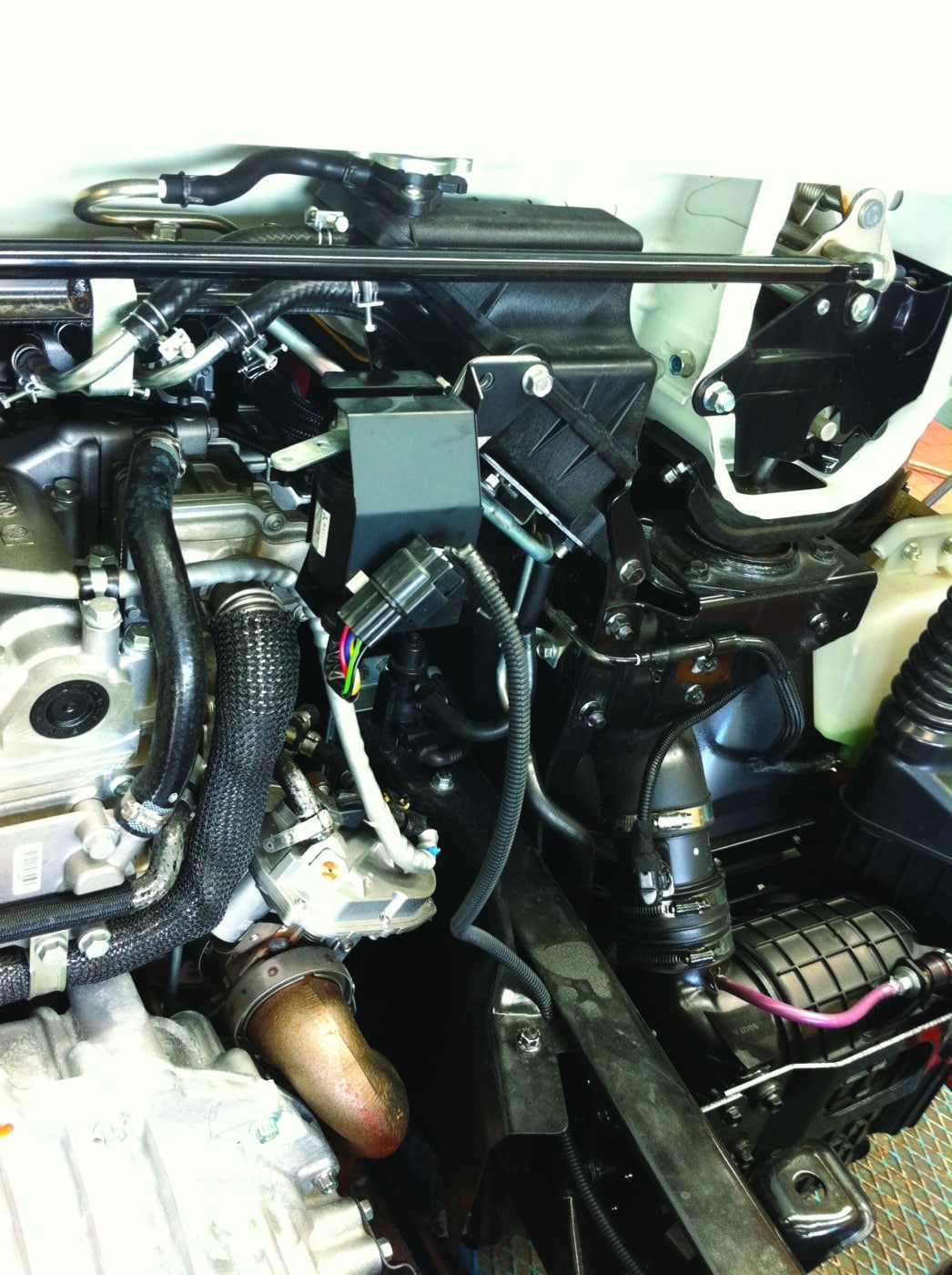 Met de FUSO handmatige snelheidssensor, die op de achterkant van de cabine is gemonteerd, kunnen het motortoerental en het toerental van de aftakas worden geregeld.