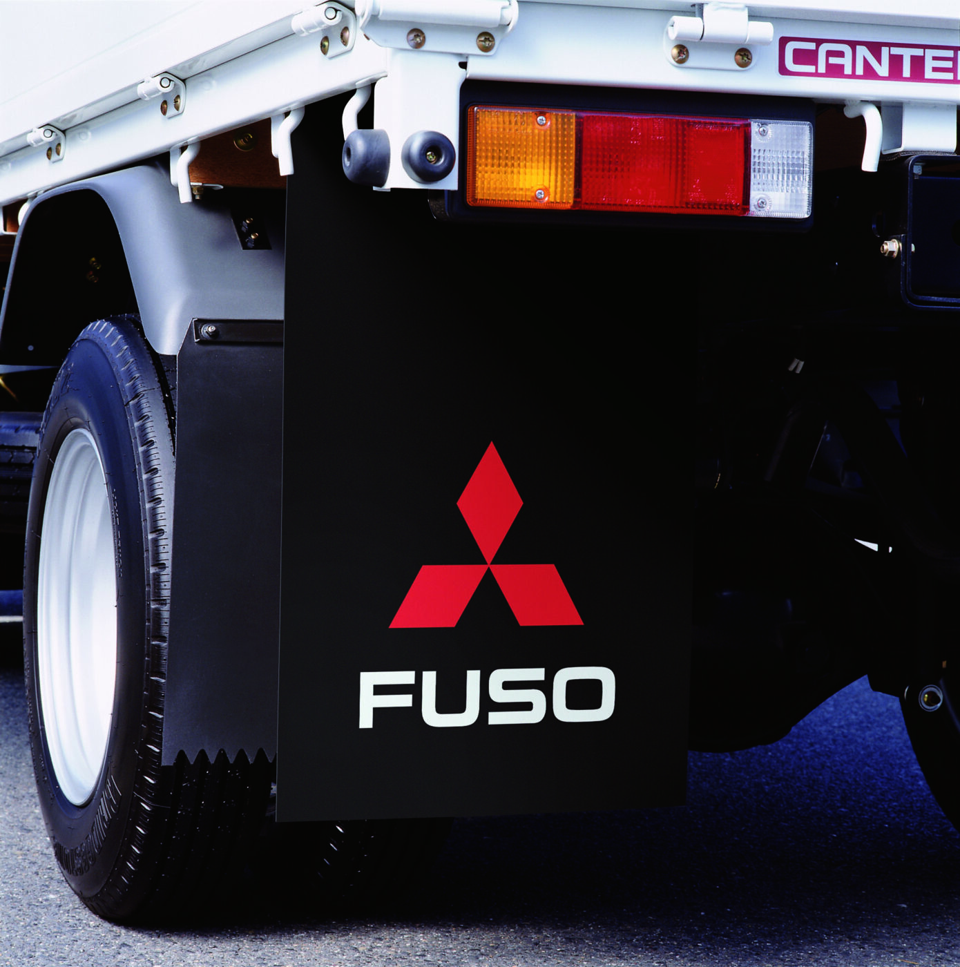 De FUSO vuilvangers beschermen het voertuig, de passagiers, andere voertuigen en voetgangers tegen modder en vuil dat door de banden wordt opgeworpen.