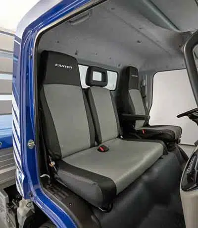 De FUSO stoelhoes biedt een perfecte bescherming van het interieur tegen slijtage en vuil. Het verlengt de levensduur van de stoelen en draagt bij aan het waardebehoud van uw Canter met zijn hoogwaardige uitstraling. De FUSO stoelhoes 