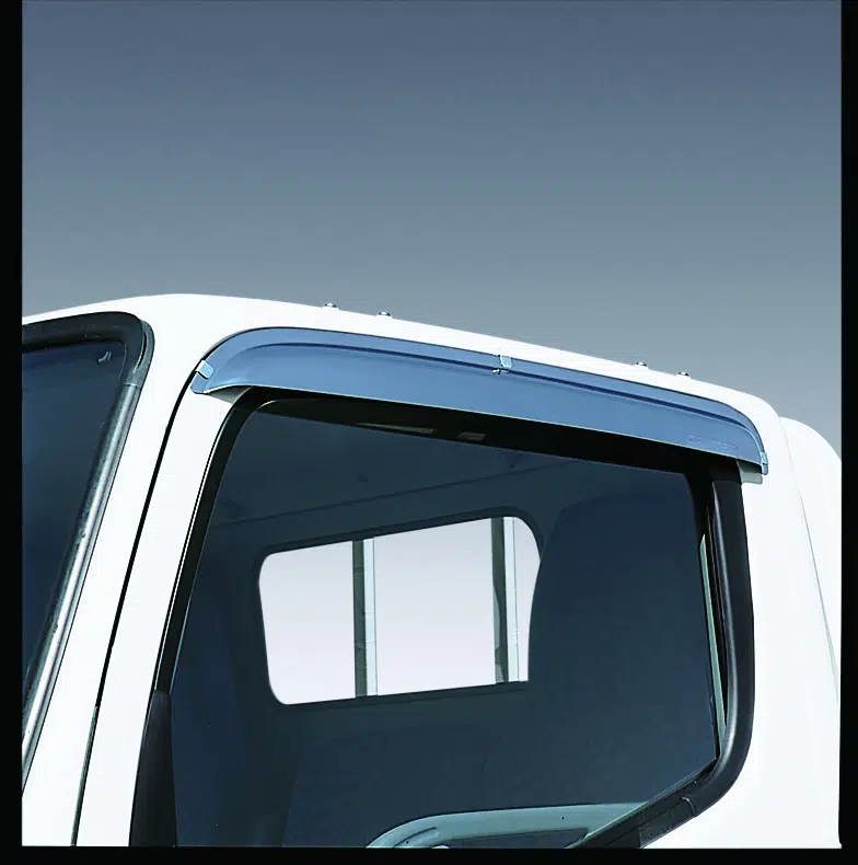 De FUSO winddeflector maakt tochtvrij rijden mogelijk, zelfs met open raam.