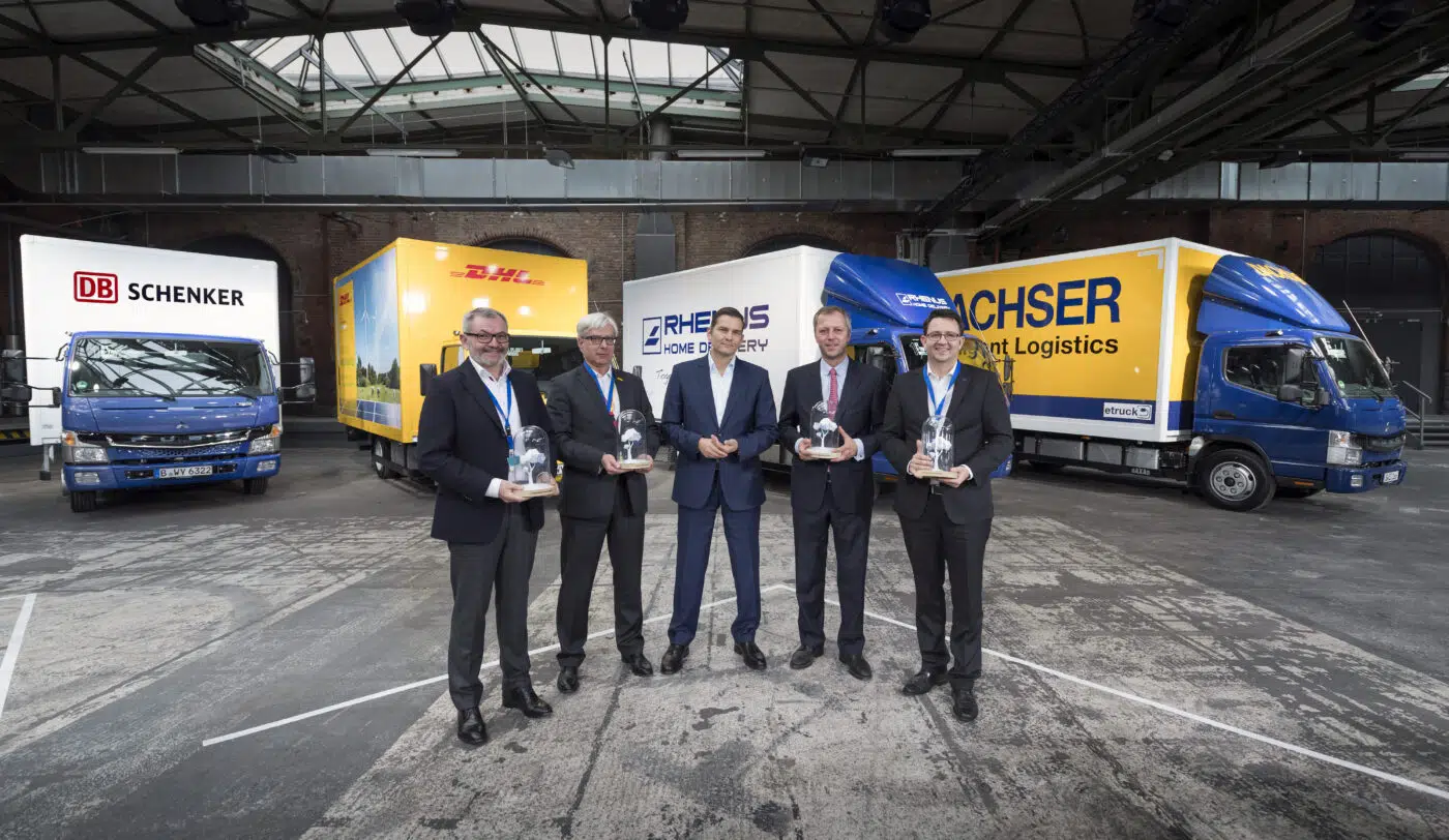 De eerste zuiver elektrisch aangedreven FUSO eCanter uit de serieproductie die in Europa op de weg komt, is nu in gebruik bij de logistieke giganten DHL, DB Schenker, Rhenus en Dachser.