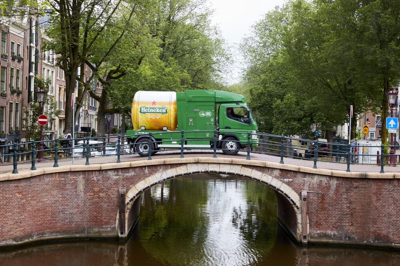 Een volledig elektrische FUSO eCanter met een speciale tankwagenopbouw levert emissievrij en geruisloos Heineken bier in Amsterdam.